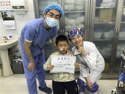 医生给手术小患者发&ldquo;勇敢奖状&rdquo; 获网友点赞