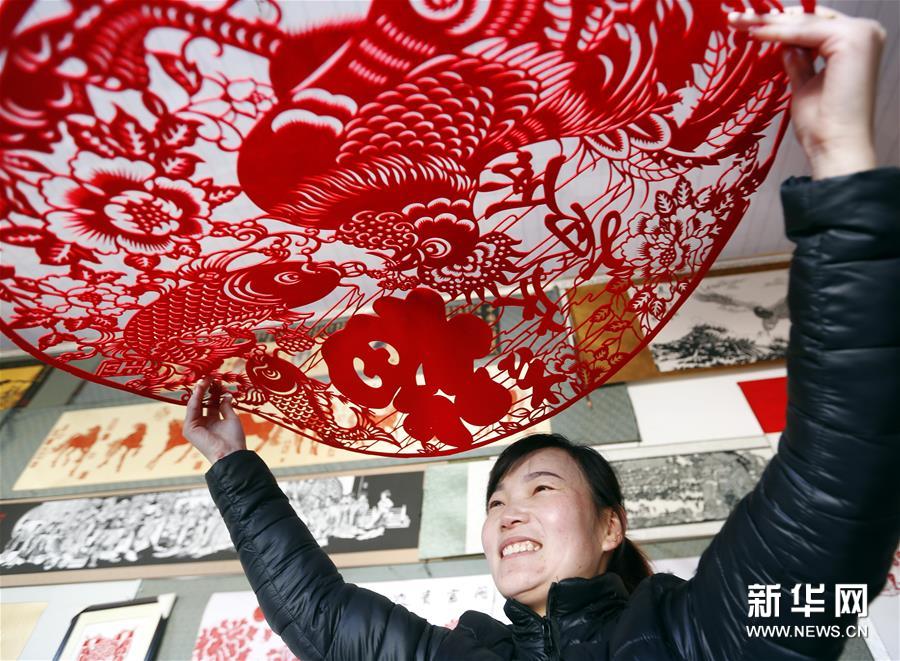 红火剪纸迎新春