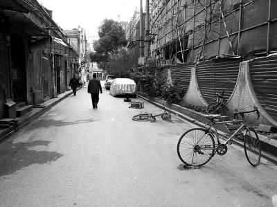 奇葩&ldquo;地锁&rdquo;占车位：旧自行车、麻将桌上阵