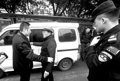 重庆专项执法查处黑车 有窝点有调度有休息区像模像样