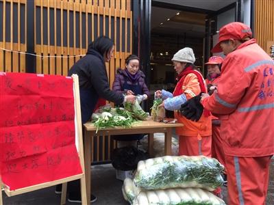 400多万斤萝卜滞销 热心人买5万斤送环卫工