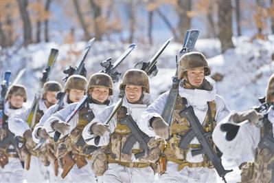 解放军冬训5昼夜-28℃开炮 给炮弹盖&ldquo;被子&rdquo;