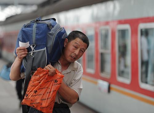 家乡和务工地都在&ldquo;抢人&rdquo;：返城回乡农民工哪都吃香