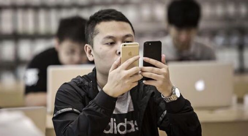 苹果 iPhone在中国的地位正在发生变化，这或许意味着这个全球市值最大的科技巨头所创造的神话已经终结。