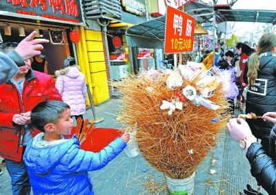 &ldquo;吃货&rdquo;们的见证：竹签把垃圾桶扎成&ldquo;刺猬&rdquo;