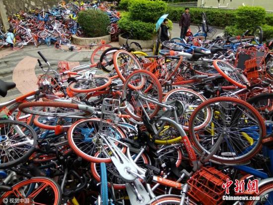 乱停乱放随处见&mdash;&mdash;数百万辆共享单车怎么管？