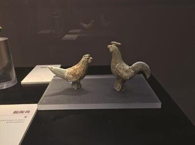 唐代鸡俑刚出土就赶上鸡年展 六朝鸡首壶最具特色