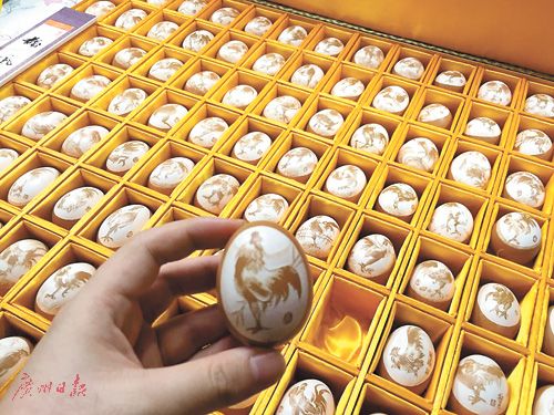 花甲老伯在百只蛋壳上雕刻出百鸡贺岁