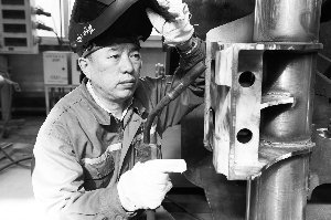 &ldquo;器&rdquo;成天下走&mdash;&mdash;记2016感动中国年度人物获奖者李万君