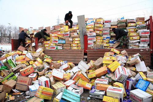 打击假货 迪拜集中销毁大批假冒伪劣名牌商品