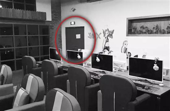 ▍谁会想到，安全出口竟然是一个 100 平方米黑作坊的大门。记者 詹军 摄