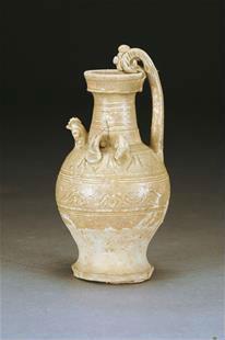 &nbsp;&nbsp; 武汉市博物馆藏隋代鸡首龙柄壶。