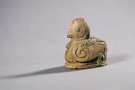 镶嵌绿松石的鸡骨器