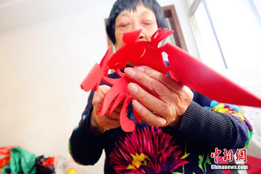 湖北古稀老人创作&ldquo;百鸡迎春&rdquo;剪纸传承民俗