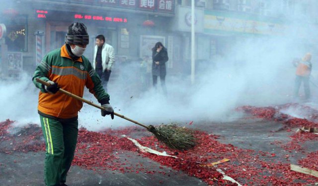 该点赞吗？商家放完&ldquo;开门炮&rdquo;给环卫工发红包