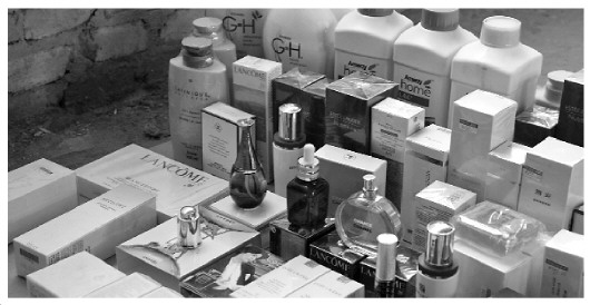 假牙膏牵出8亿元大案 台州破获假冒知名品牌化妆品案