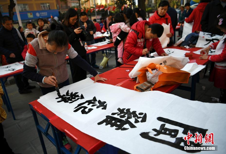昆明百余名学生挥毫泼墨迎春天