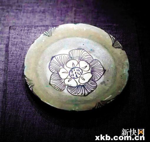     ■唐代长沙窑素地彩莲花纹碟