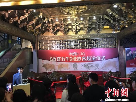 图为起运仪式现场朱炳仁介绍相关情况。　施佳秀 摄