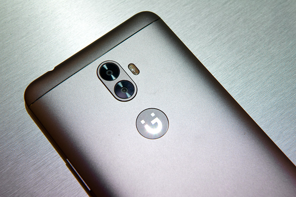 这是2月27日在西班牙巴塞罗那举行的世界移动通信大会上拍摄的金立的A1-Plus手机。