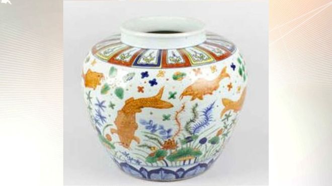 中国花瓶在英拍卖 以估价450倍成交创纪录
