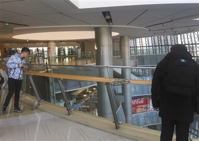 北京多家商场防护栏高度不一