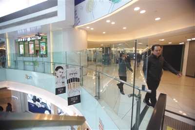 北京多家商场防护栏高度不一 相关标准为不得低于1.05米