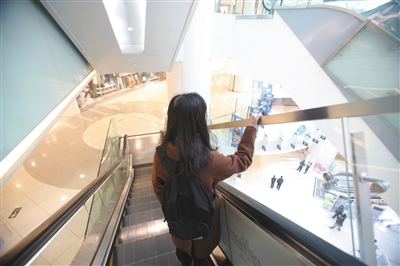 北京多家商场防护栏高度不一 相关标准为不得低于1.05米