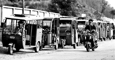 共享单车火爆 摩的收入腰斩