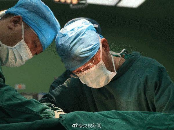 医者仁心！全国人大代表在京为患者紧急手术