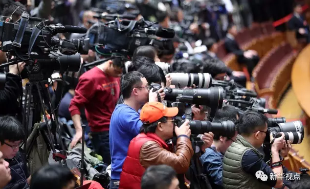 中外媒体记者也架起了“长枪短炮”