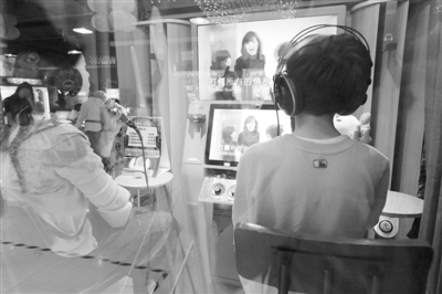 电话亭KTV来了 你还会去传统KTV吗