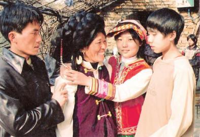 女子27年收养4个孤儿 靠挖煤背矿抚养成材