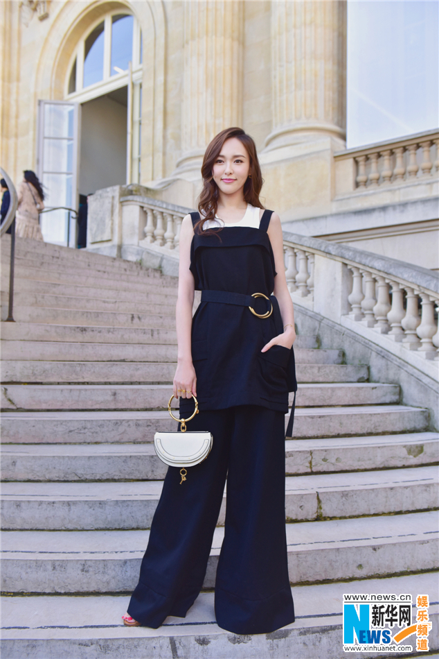 众星出征巴黎时装周 展风采拼品味不亦乐乎