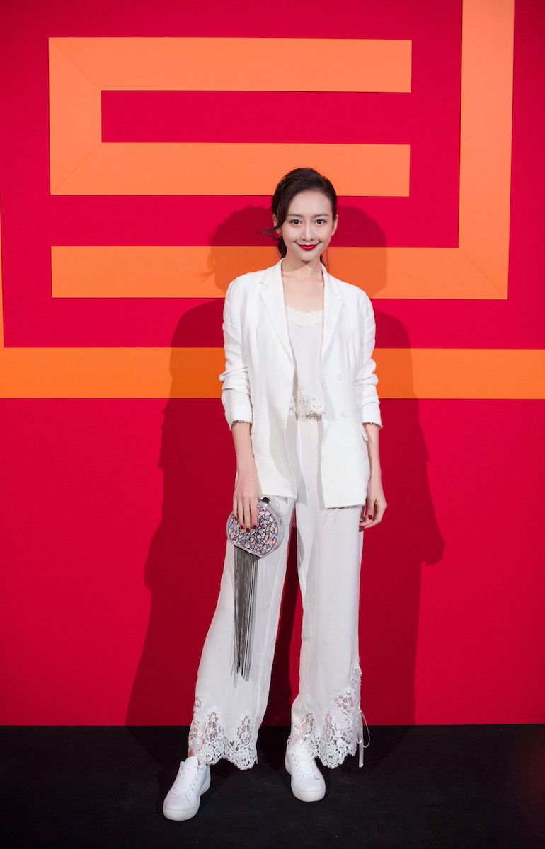 众星出征巴黎时装周 展风采拼品味不亦乐乎