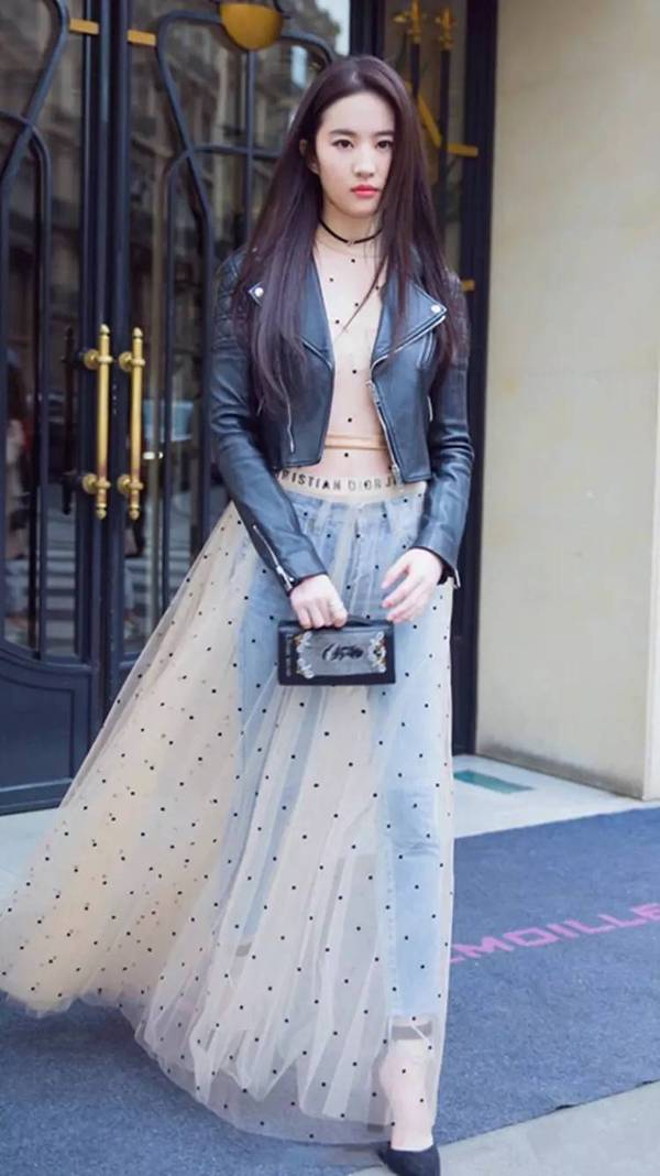 众星出征巴黎时装周 展风采拼品味不亦乐乎