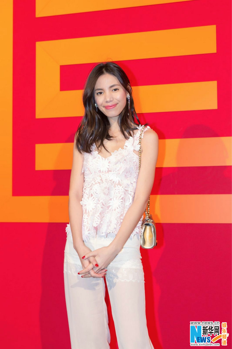 众星出征巴黎时装周 展风采拼品味不亦乐乎