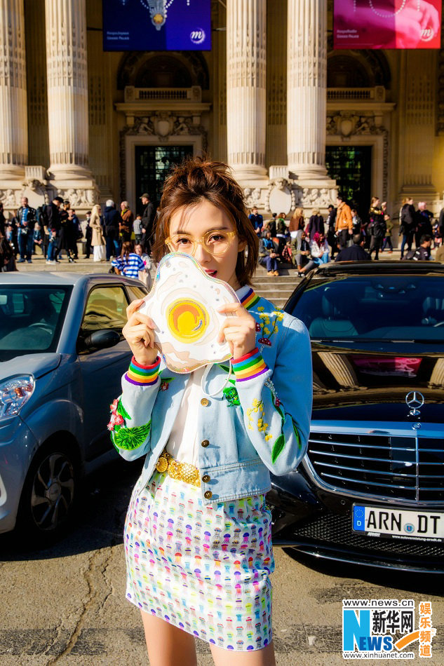 众星出征巴黎时装周 展风采拼品味不亦乐乎