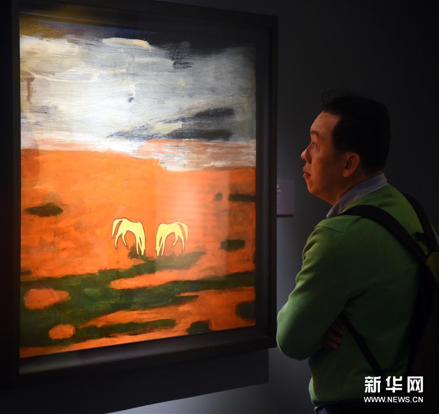 3月11日，参观者在观赏常玉画作《双马》。新华社发(吴景腾 摄)