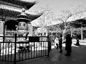 雍和宫文物频被拿钱砸 游客对提示牌视若无睹