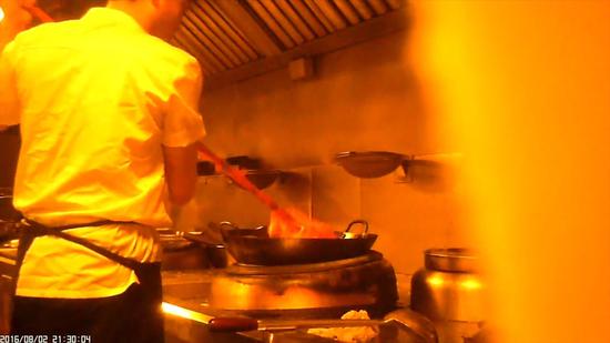 媒体卧底知名餐饮店:用扫把洗锅臭鱼冒充活桂鱼