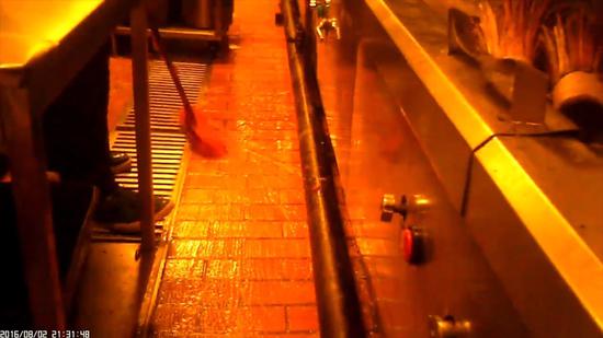 媒体卧底知名餐饮店:用扫把洗锅臭鱼冒充活桂鱼