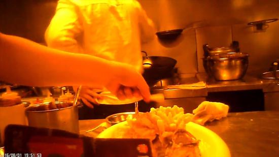 媒体卧底知名餐饮店:用扫把洗锅臭鱼冒充活桂鱼