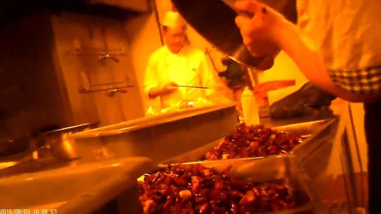 媒体卧底知名餐饮店:用扫把洗锅臭鱼冒充活桂鱼