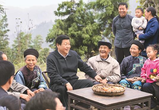 习近平在湘西土家族苗族自治州花垣县排碧乡十八洞村同村干部和村民座谈。 新华社记者 王晔 摄