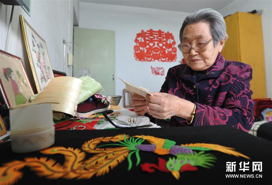 （社会）（1）八旬老人施巧手 废品变身工艺品