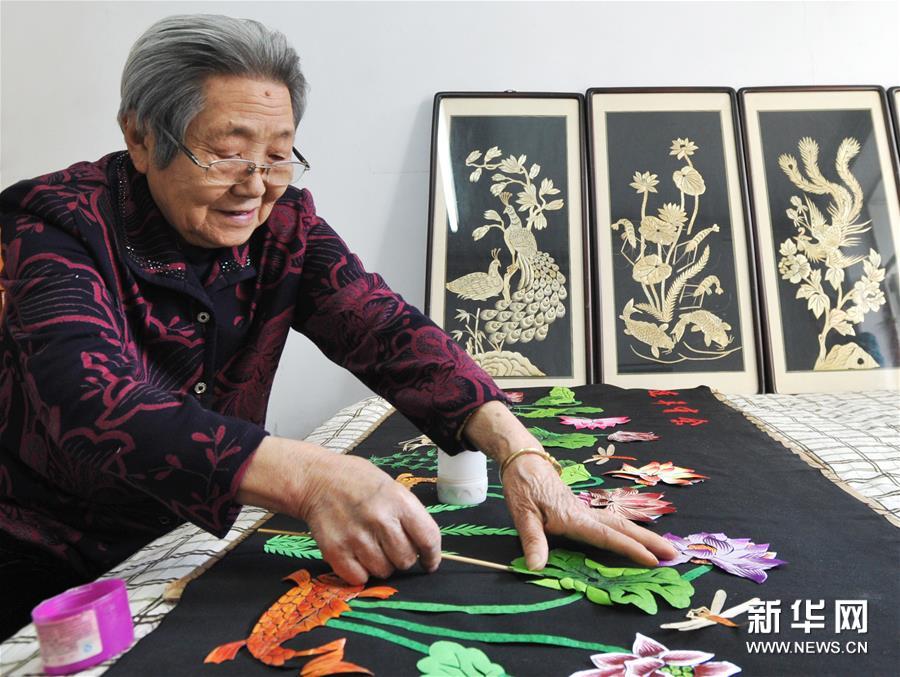 （社会）（3）八旬老人施巧手 废品变身工艺品