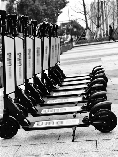 杭州出现共享电动滑板车 能否上路引发争议(图)