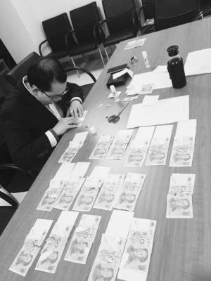 老人21张百元钞撕成八九百片 银行员工月余拼好