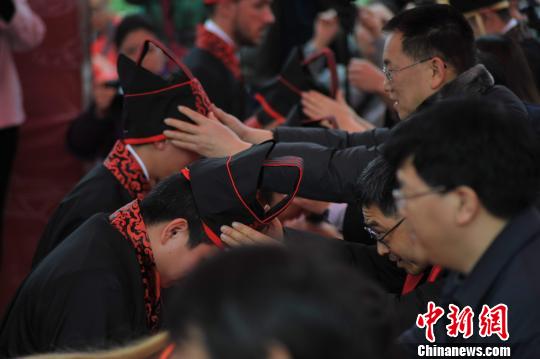 百位中外青年聚重庆 体验中华传统成人礼